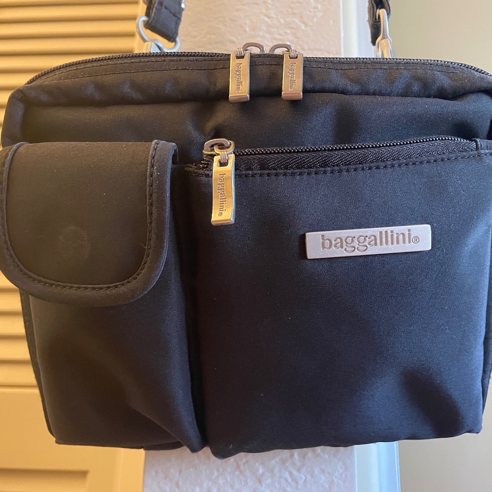 Vintage black Baggallini crossbody bag